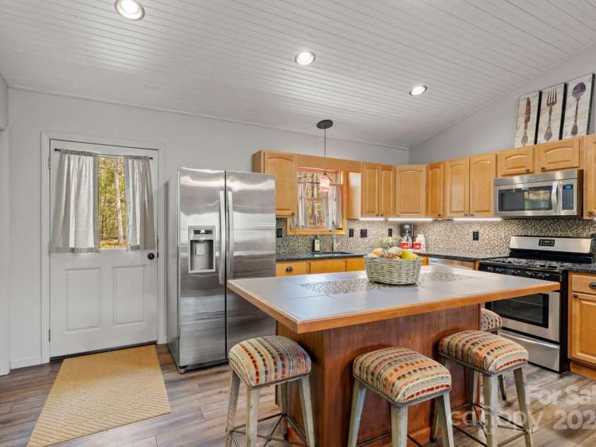 228 Barefoot Cove, Burnsville, NC 28714.  MLS# CAR4172902, YatesRealty ID 17853. 