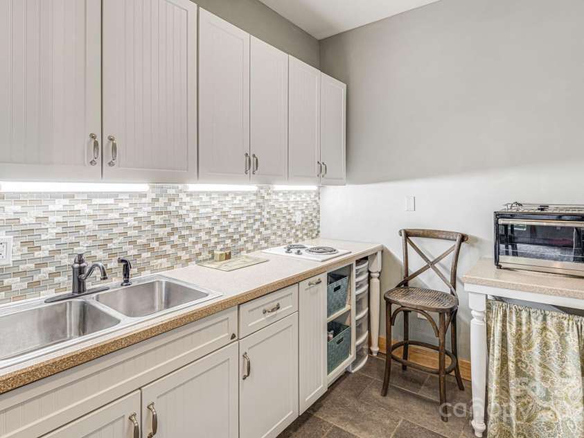228 Barefoot Cove, Burnsville, NC 28714.  MLS# CAR4172902, YatesRealty ID 17853. 