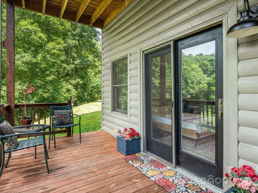 228 Barefoot Cove, Burnsville, NC 28714.  MLS# CAR4172902, YatesRealty ID 17853. 
