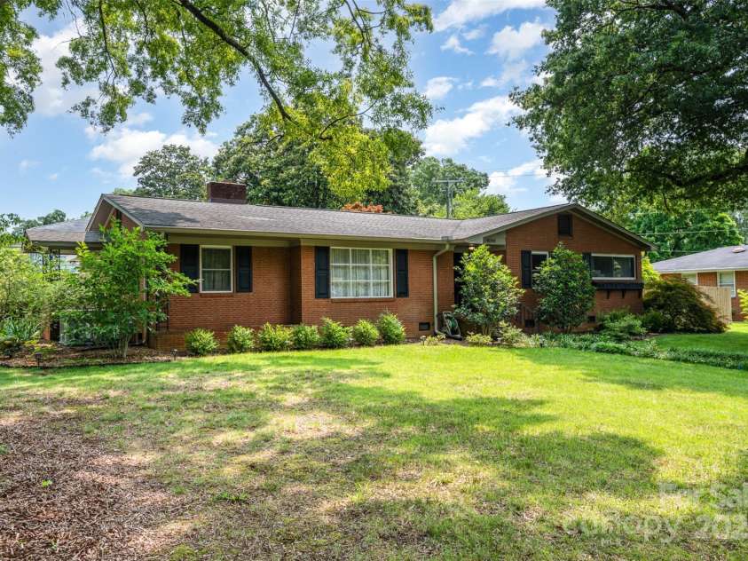 4044 Somerdale Lane, Charlotte, NC 28205.  MLS# CAR4265234, YatesRealty ID 17854. Beautiful Brick Ranch on Corner lot
