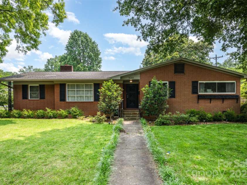 4044 Somerdale Lane, Charlotte, NC 28205.  MLS# CAR4265234, YatesRealty ID 17854. Beautiful Ranch home on corner lot
