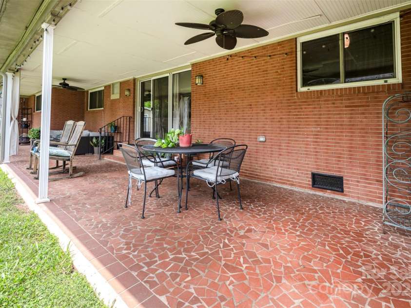 4044 Somerdale Lane, Charlotte, NC 28205.  MLS# CAR4265234, YatesRealty ID 17854. Covered back patio over looking large fenced in flat yard. Perfect for gardeners!