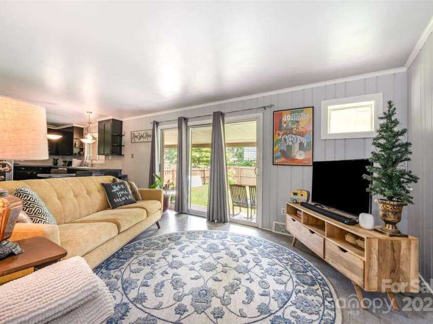 4044 Somerdale Lane, Charlotte, NC 28205.  MLS# CAR4265234, YatesRealty ID 17854. Cozy Den off Kitchen with access to covered back patio