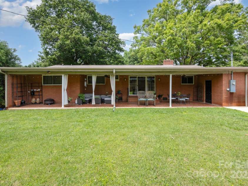 4044 Somerdale Lane, Charlotte, NC 28205.  MLS# CAR4265234, YatesRealty ID 17854. Fenced in backyard and covered patio