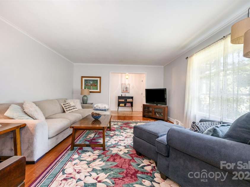 4044 Somerdale Lane, Charlotte, NC 28205.  MLS# CAR4265234, YatesRealty ID 17854. Living Room Facing Front in entrance
