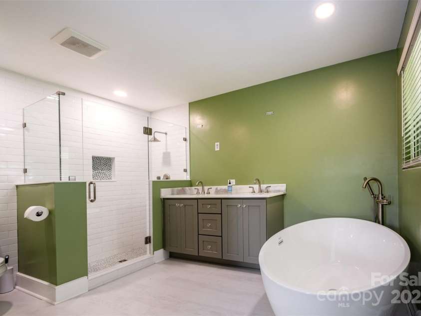 4044 Somerdale Lane, Charlotte, NC 28205.  MLS# CAR4265234, YatesRealty ID 17854. Primary Bathroom suite with large garden tub