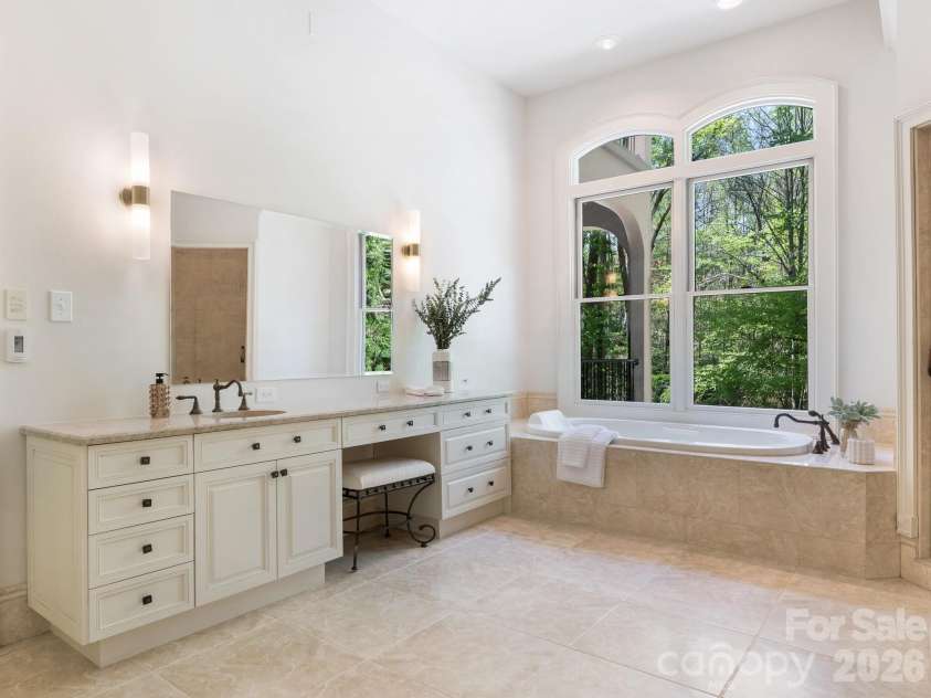 9505 Greyson Ridge Drive, Charlotte, NC 28277.  MLS# CAR4355781, YatesRealty ID 17855. Primary Bathroom