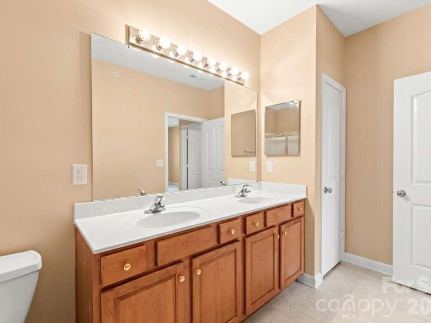 16439 Golden River Lane, Charlotte, NC 28277.  MLS# CAR4360142, YatesRealty ID 17856. En Suite Primary Bath