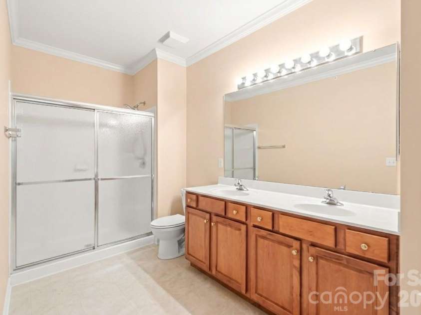 16439 Golden River Lane, Charlotte, NC 28277.  MLS# CAR4360142, YatesRealty ID 17856. En Suite Primary Bath
