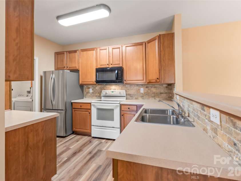 16439 Golden River Lane, Charlotte, NC 28277.  MLS# CAR4360142, YatesRealty ID 17856. Kitchen