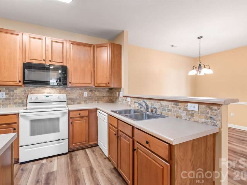 16439 Golden River Lane, Charlotte, NC 28277.  MLS# CAR4360142, YatesRealty ID 17856. Kitchen
