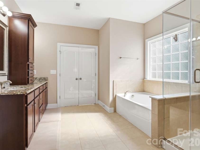 2020 Madeira Circle, Waxhaw, NC 28173.  MLS# CAR4370388, YatesRealty ID 17859. 