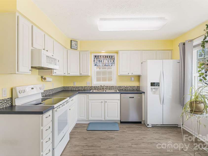 207 Pembrook Road, Swannanoa, NC 28778.  MLS# CAR4159871, YatesRealty ID 17860. 