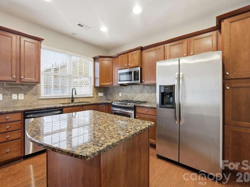 645 Sixth Baxter Crossing, Fort Mill, SC 29708.  MLS# CAR4373614, YatesRealty ID 17860. Well appointed kitchen