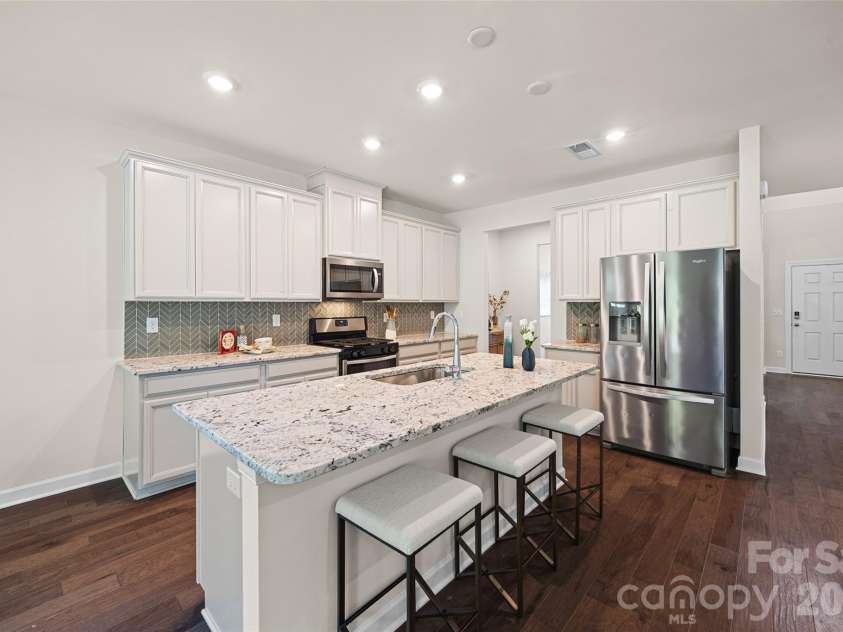 1041 Amberley Crossing Drive, Belmont, NC 28012.  MLS# CAR4373744, YatesRealty ID 17861. Look at this great kitchen, complete with a large island!