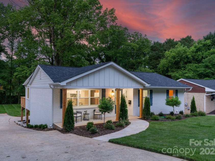 215 Wyanoke Avenue, Charlotte, NC 28205.  MLS# CAR4317224, YatesRealty ID 17863. 