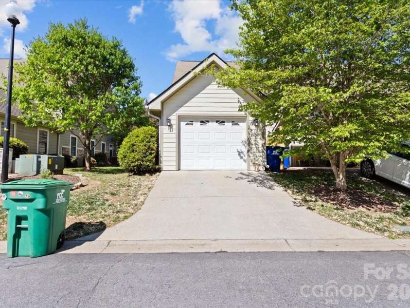 92 Rotunda Circle, Asheville, NC 28806.  MLS# CAR4372964, YatesRealty ID 17863. 1 car garage