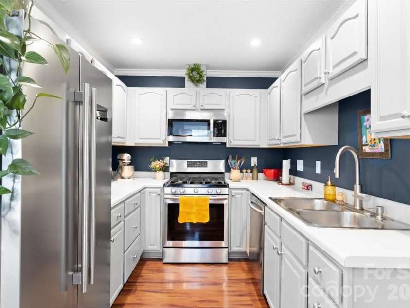 92 Rotunda Circle, Asheville, NC 28806.  MLS# CAR4372964, YatesRealty ID 17863. Kitchen w/gas range