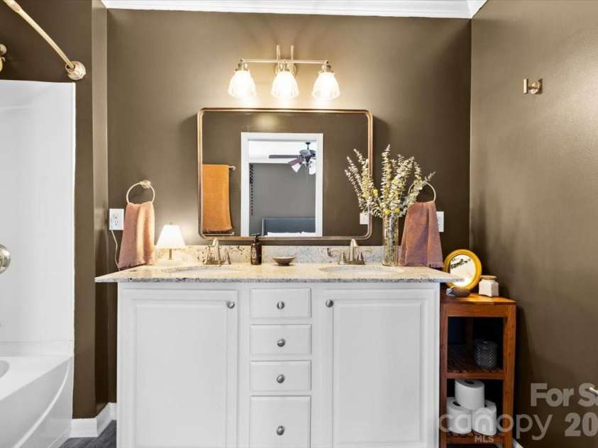 92 Rotunda Circle, Asheville, NC 28806.  MLS# CAR4372964, YatesRealty ID 17863. Primary bath