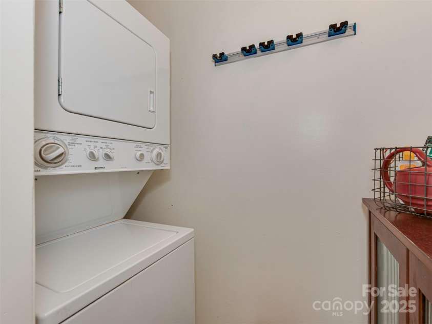 216 Wakefield Drive, Charlotte, NC 28209.  MLS# CAR4246262, YatesRealty ID 17865. 