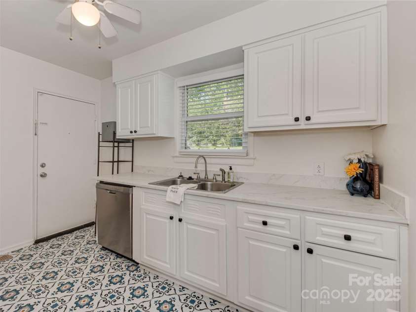 216 Wakefield Drive, Charlotte, NC 28209.  MLS# CAR4246262, YatesRealty ID 17865. 