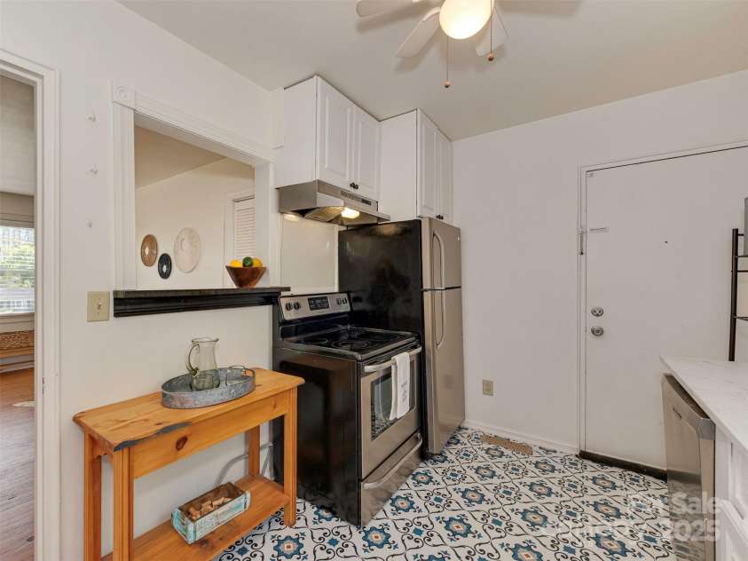 216 Wakefield Drive, Charlotte, NC 28209.  MLS# CAR4246262, YatesRealty ID 17865. 