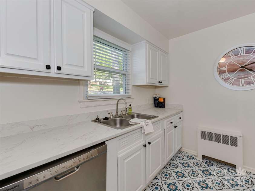 216 Wakefield Drive, Charlotte, NC 28209.  MLS# CAR4246262, YatesRealty ID 17865. 