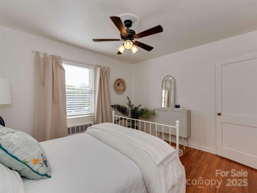 216 Wakefield Drive, Charlotte, NC 28209.  MLS# CAR4246262, YatesRealty ID 17865. 