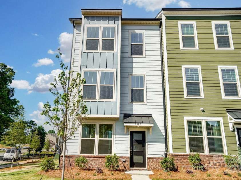 2907 Trade Street, Charlotte, NC 28208.  MLS# CAR4254572, YatesRealty ID 17868. 3 Level End-Unit Townhome