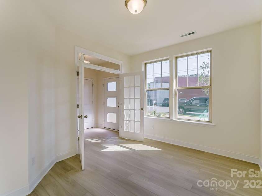 2907 Trade Street, Charlotte, NC 28208.  MLS# CAR4254572, YatesRealty ID 17868. Ground Level Study/Flex Room