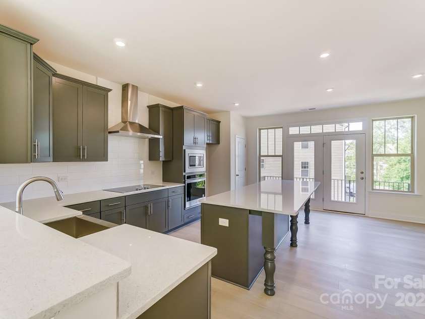 2907 Trade Street, Charlotte, NC 28208.  MLS# CAR4254572, YatesRealty ID 17868. Kitchen - Main Level