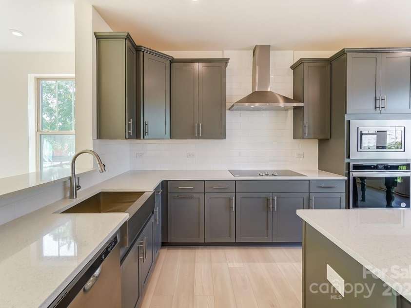 2907 Trade Street, Charlotte, NC 28208.  MLS# CAR4254572, YatesRealty ID 17868. Kitchen - Main Level