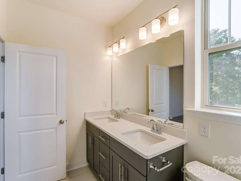 2907 Trade Street, Charlotte, NC 28208.  MLS# CAR4254572, YatesRealty ID 17868. Primary Bathroom - Upper Level