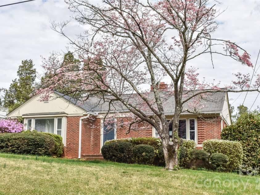 3 Forest Drive, Lexington, NC 27292.  MLS# CAR4342487, YatesRealty ID 17868. 