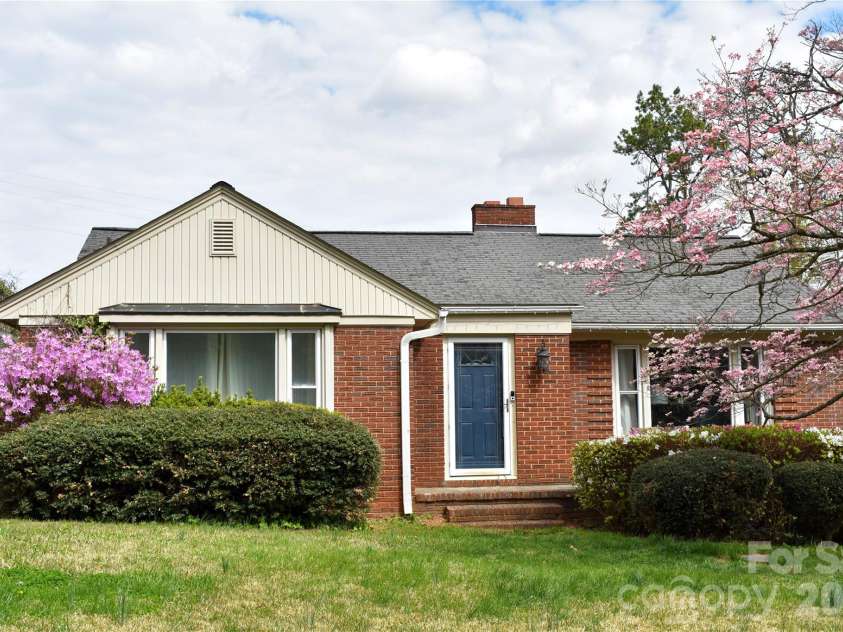 3 Forest Drive, Lexington, NC 27292.  MLS# CAR4342487, YatesRealty ID 17868. 