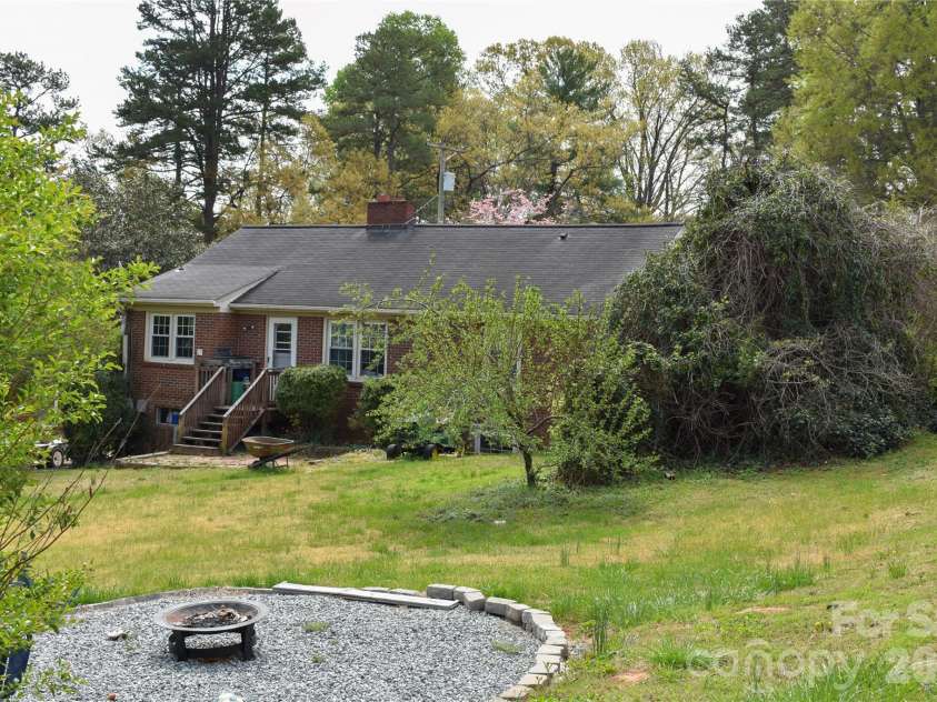 3 Forest Drive, Lexington, NC 27292.  MLS# CAR4342487, YatesRealty ID 17868. 