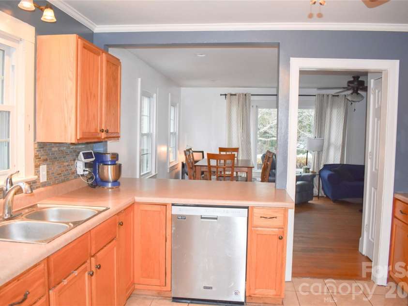 3 Forest Drive, Lexington, NC 27292.  MLS# CAR4342487, YatesRealty ID 17868. 