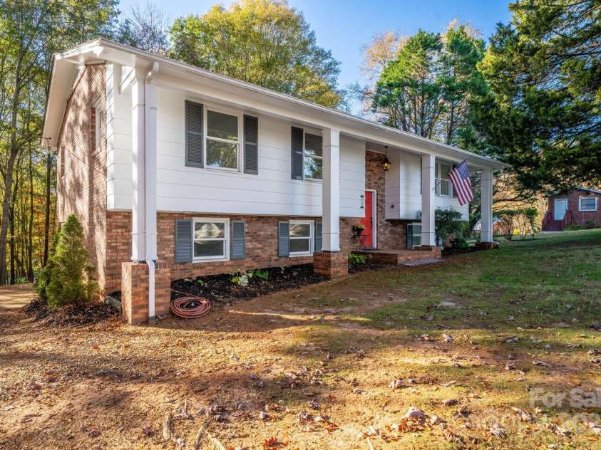 1185 10th Street Place Circle, Hickory, NC 28601.  MLS# CAR4318736, YatesRealty ID 17869. 