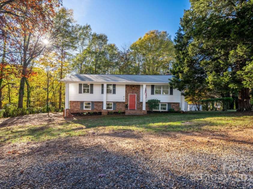 1185 10th Street Place Circle, Hickory, NC 28601.  MLS# CAR4318736, YatesRealty ID 17869. 