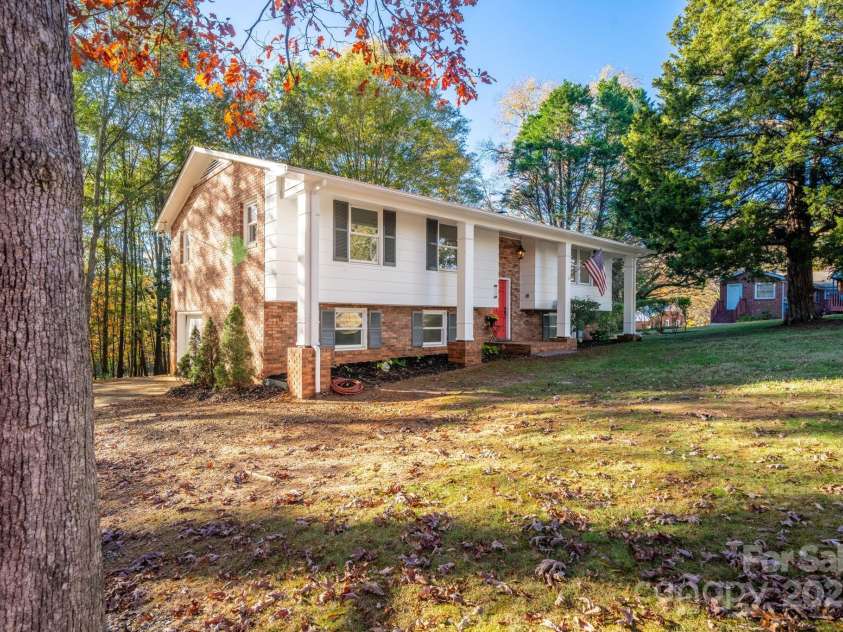 1185 10th Street Place Circle, Hickory, NC 28601.  MLS# CAR4318736, YatesRealty ID 17869. 