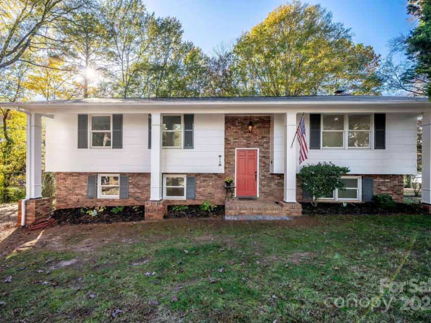 1185 10th Street Place Circle, Hickory, NC 28601.  MLS# CAR4318736, YatesRealty ID 17869. 