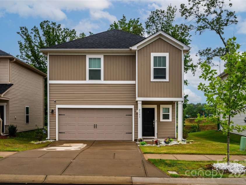 2131 Belterra Drive, Charlotte, NC 28216.  MLS# CAR4228809, YatesRealty ID 1787. Welcome home to Belterra Drive!
