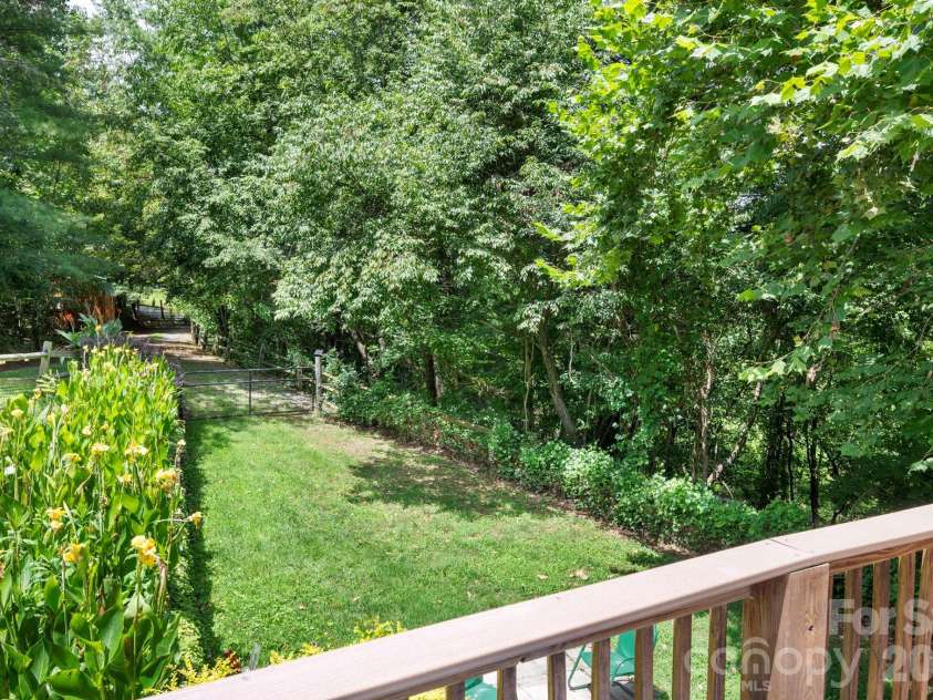 8 Blue Sky Drive, Leicester, NC 28748.  MLS# CAR4359937, YatesRealty ID 17871. 