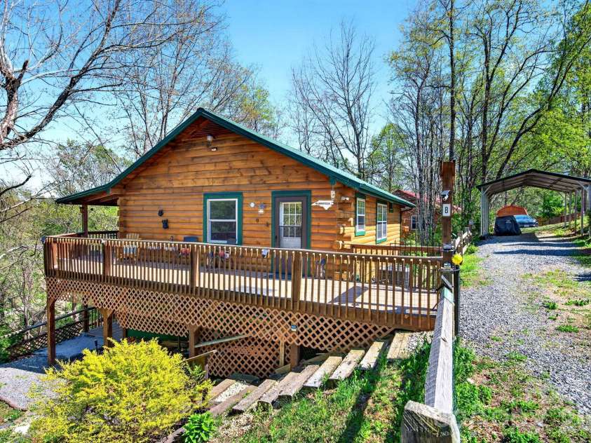 8 Blue Sky Drive, Leicester, NC 28748.  MLS# CAR4359937, YatesRealty ID 17871. Adorable Log Cabin