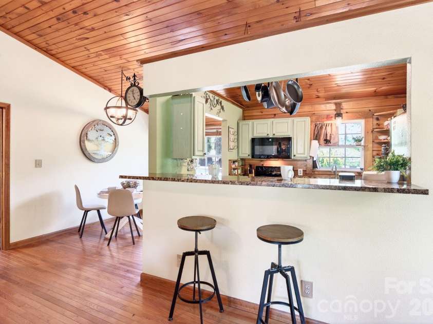 8 Blue Sky Drive, Leicester, NC 28748.  MLS# CAR4359937, YatesRealty ID 17871. Breakfast Bar