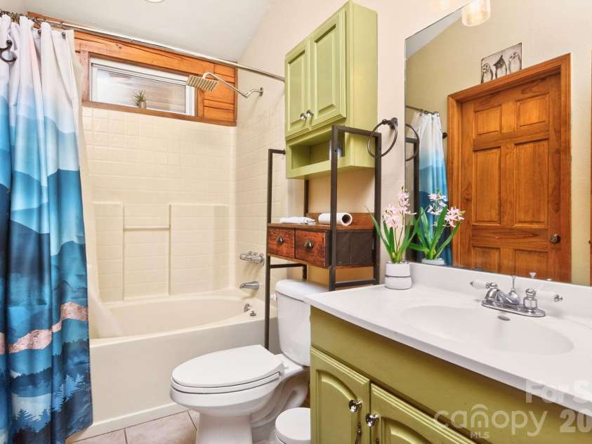 8 Blue Sky Drive, Leicester, NC 28748.  MLS# CAR4359937, YatesRealty ID 17871. Main Bath