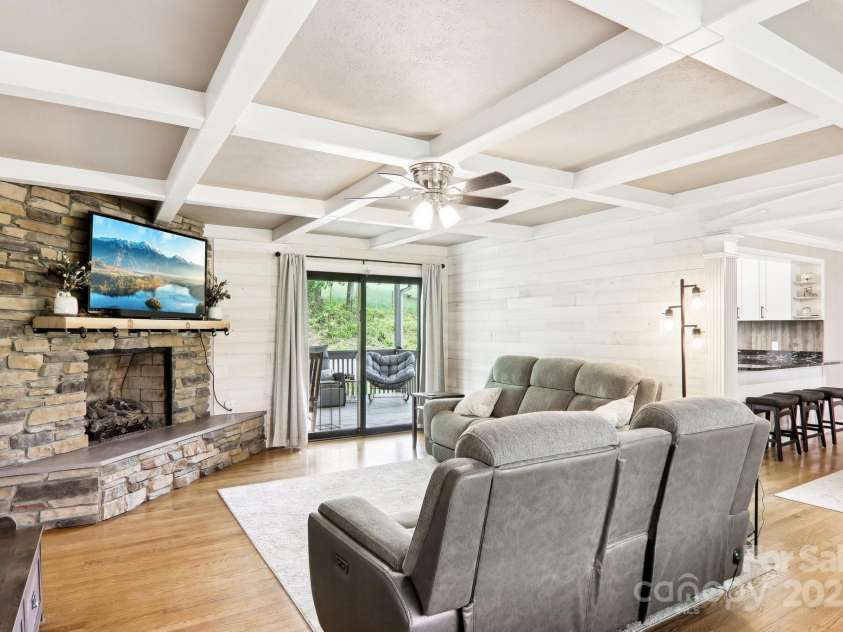 68 Broyles Road, Hendersonville, NC 28791.  MLS# CAR4263952, YatesRealty ID 17872. 