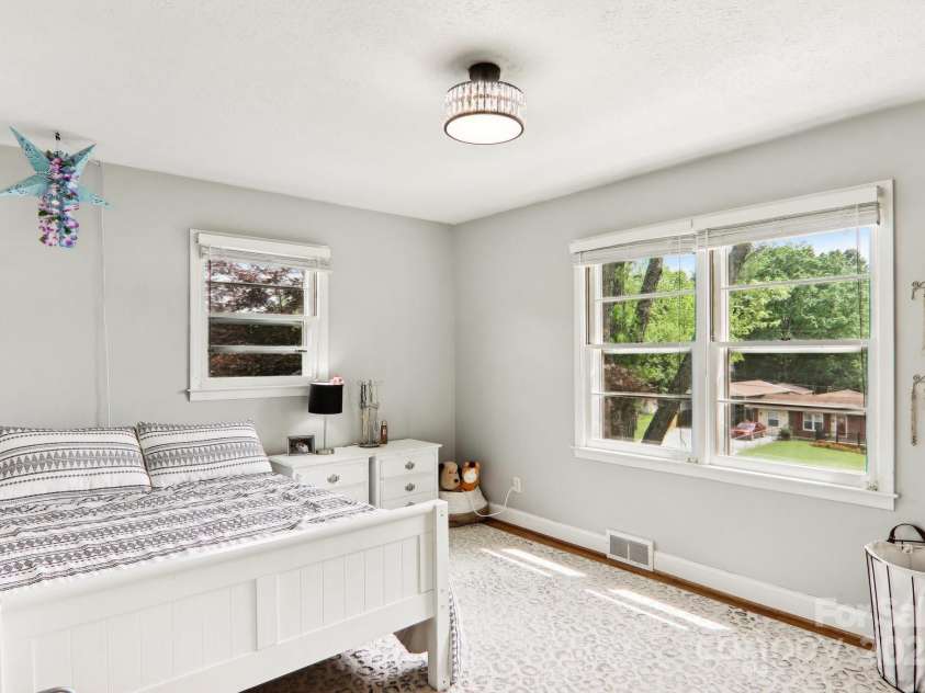 68 Broyles Road, Hendersonville, NC 28791.  MLS# CAR4263952, YatesRealty ID 17872. 