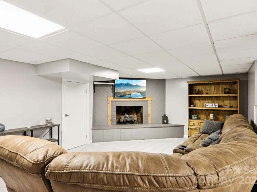 68 Broyles Road, Hendersonville, NC 28791.  MLS# CAR4263952, YatesRealty ID 17872. 