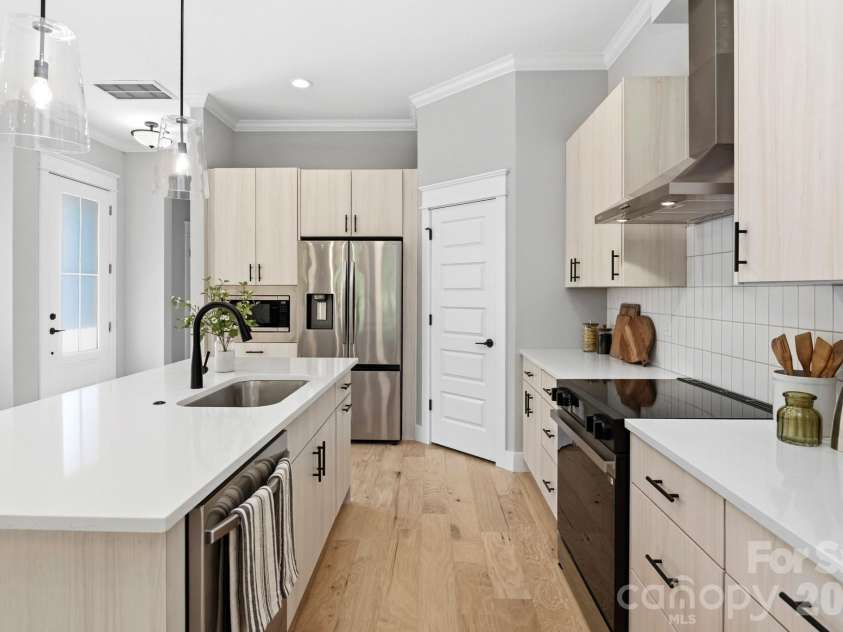 103 Collin Place, Asheville, NC 28804.  MLS# CAR4320908, YatesRealty ID 17875. 